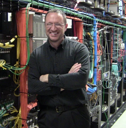 Jeremy Lewis in einem Netzwerk-Serverraum